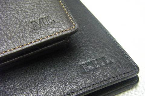 Initialen Praegung auf Sonnenleder Portemonnaies